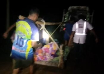 बीजापुर में सड़क नहीं, खाट पर 7 किमी ढोकर मरीज को पहुंचाया अस्पताल