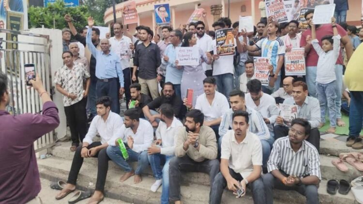 जंतर-मंतर के छात्र आंदोलन के समर्थन में रायपुर में प्रदर्शन, राष्ट्रपति के नाम सौंपा ज्ञापन