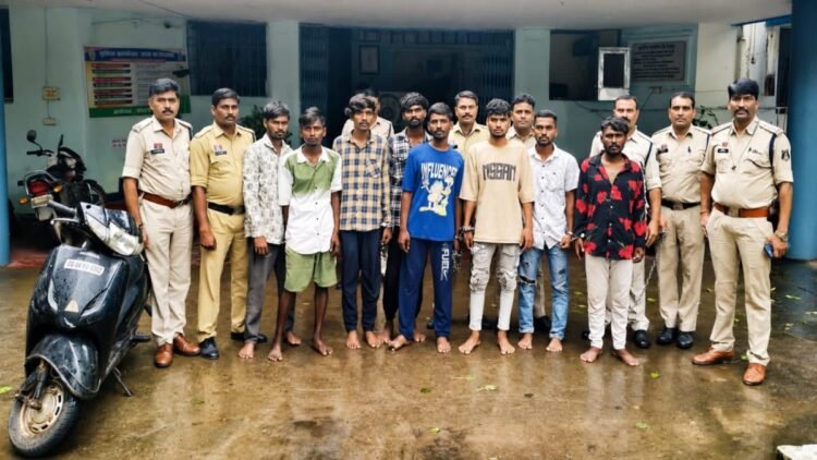 स्कूटी, मोबाइल और नकदी लूटने वाले 8 शातिर पुलिस के हत्थे चढ़े