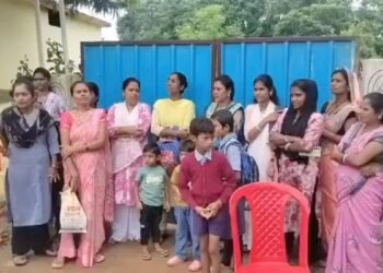 एक शिक्षक के भरोसे स्कूल! नाराज पालकों ने स्कूल गेट पर जड़ा ताला