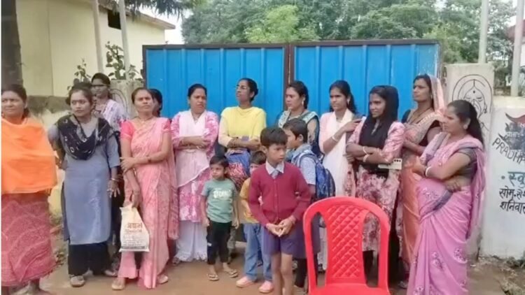एक शिक्षक के भरोसे स्कूल! नाराज पालकों ने स्कूल गेट पर जड़ा ताला