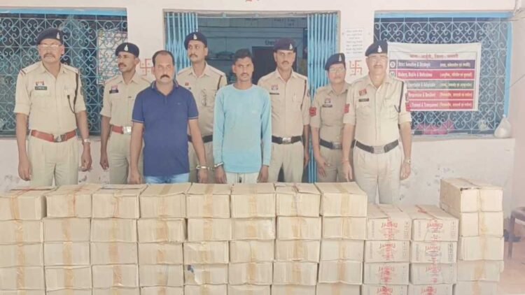 घर में छिपा रखा था शराब का जखीरा, पुलिस ने मारा छापा