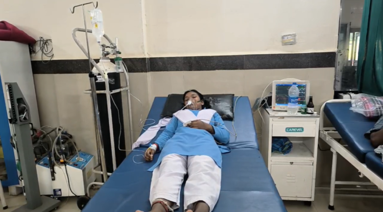 कक्षा में बिगड़ी 5 छात्राओं की तबीयत, एक की हालत गंभीर, जिला अस्पताल रेफर