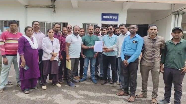 108 एंबुलेंस कर्मचारियों का फूटा गुस्सा, बकाया वेतन और ग्रेच्युटी की मांग