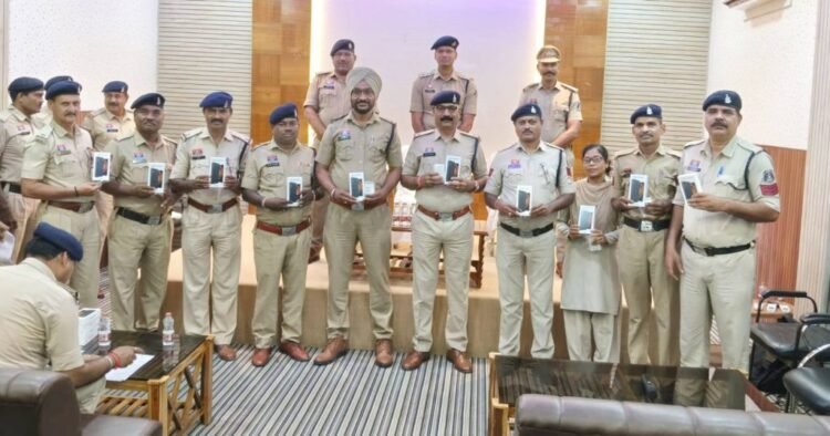 दुर्ग पुलिस हुई हाईटेक, विवेचकों को मिले Mobile Data Terminal