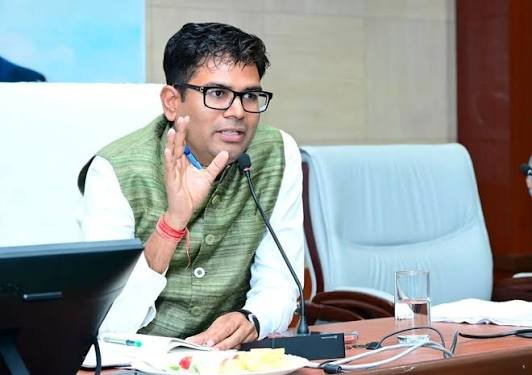 उद्योगों के वृक्षारोपण कार्यक्रमों की समीक्षा करेंगे आवास एवं पर्यावरण मंत्री ओ.पी. चौधरी