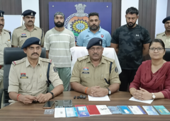 बीमा पॉलिसी रिफंड के नाम पर ₹1.60 करोड़ की साइबर ठगी, दिल्ली से 3 आरोपी गिरफ्तार