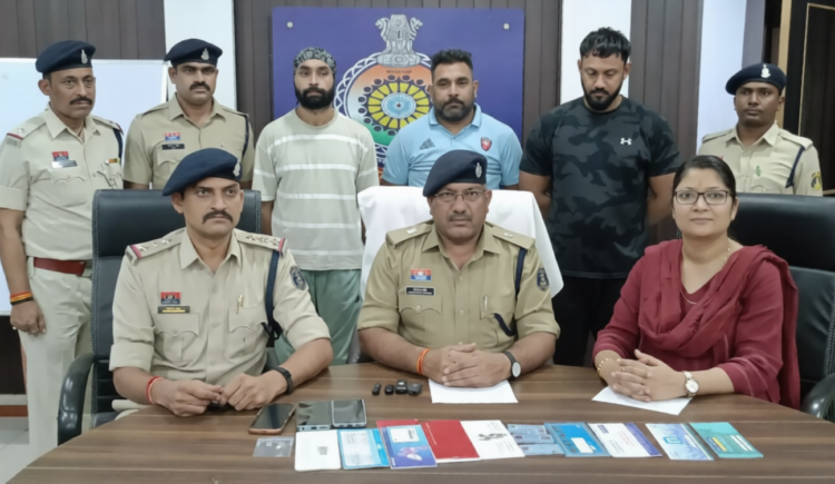 बीमा पॉलिसी रिफंड के नाम पर ₹1.60 करोड़ की साइबर ठगी, दिल्ली से 3 आरोपी गिरफ्तार
