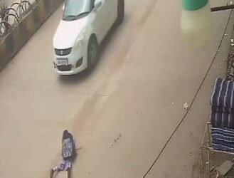 चलती स्कूल वैन से सड़क पर गिरा मासूम, CCTV में कैद हुई लापरवाही