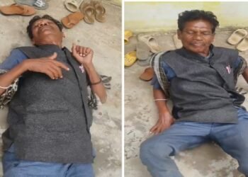 शराब के नशे में स्कूल पहुंचा हेडमास्टर, जमीन पर लेटकर करता रहा गाली-गलौज