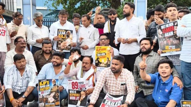 NEET-2026 प्रदर्शन में आपत्तिजनक पोस्टर लहराना पड़ा भारी, पुलिस ने शुरू की पहचान
