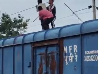 पेंड्रारोड स्टेशन पर टला बड़ा हादसा, मालगाड़ी पर चढ़ युवक ने 25 हजार वोल्ट की लाइन पकड़ने की कोशिश