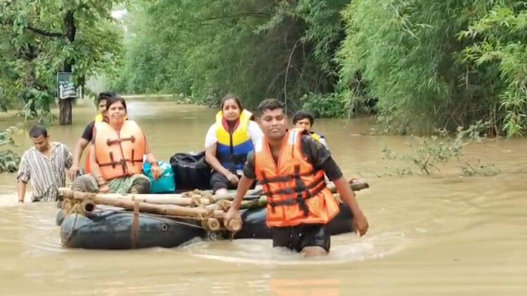 महानदी का बढ़ा जलस्तर, ‘द ट्री ऑफ लाइफ रिसॉर्ट’ में फंसे पर्यटक सुरक्षित निकाले गए