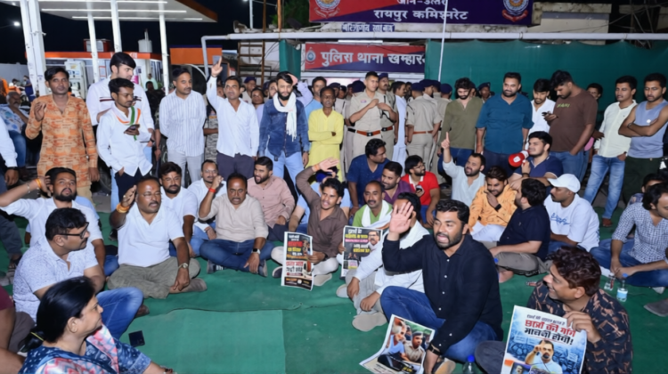 FIR के विरोध में कांग्रेस का अनिश्चितकालीन धरना, थाने के बाहर डटे दीपक बैज