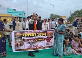अपने ही गांव की सड़क के लिए धरने पर बैठे भाजयुमो जिला अध्यक्ष, NH-130C पर ग्रामीणों का प्रदर्शन