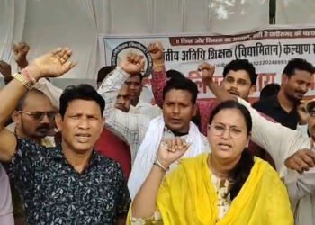 संविलियन की मांग पर अतिथि शिक्षक अनिश्चितकालीन हड़ताल पर, स्कूलों में पढ़ाई प्रभावित होने के आसार
