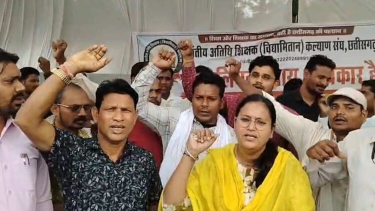 संविलियन की मांग पर अतिथि शिक्षक अनिश्चितकालीन हड़ताल पर, स्कूलों में पढ़ाई प्रभावित होने के आसार