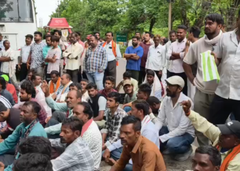 नकटी बुलडोजर कार्रवाई के विरोध में मंत्री ओपी चौधरी के बंगले का घेराव, प्रभावित परिवारों का प्रदर्शन
