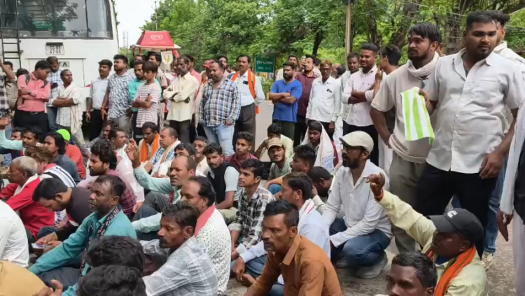 नकटी बुलडोजर कार्रवाई के विरोध में मंत्री ओपी चौधरी के बंगले का घेराव, प्रभावित परिवारों का प्रदर्शन