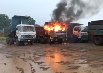 बारिश के बीच ट्रक पर गिरी बिजली, पलभर में आग का गोला बना वाहन