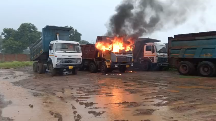 बारिश के बीच ट्रक पर गिरी बिजली, पलभर में आग का गोला बना वाहन