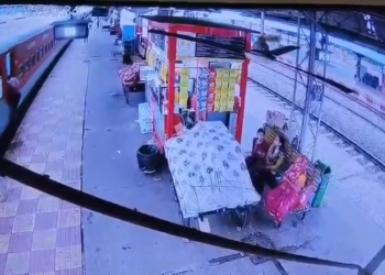 चलती ट्रेन पकड़ने की कोशिश पड़ी भारी, एरिया मैनेजर की दर्दनाक मौत; CCTV में कैद हादसा