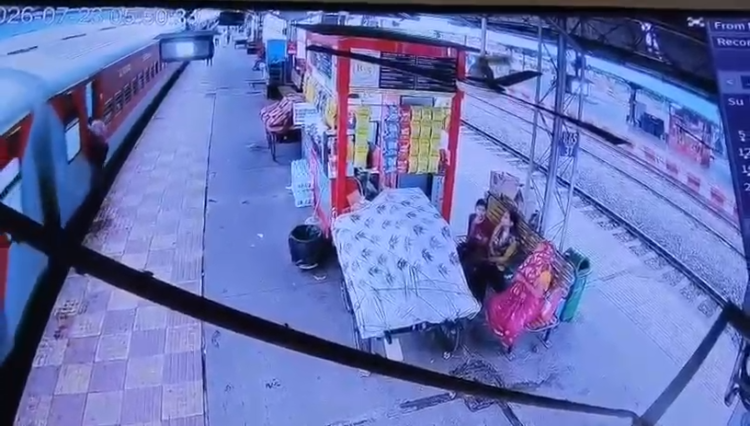 चलती ट्रेन पकड़ने की कोशिश पड़ी भारी, एरिया मैनेजर की दर्दनाक मौत; CCTV में कैद हादसा