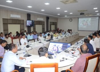 कलेक्टर ने ली समय सीमा की बैठक,सभी नगरीय निकाय एवं जनपद पंचायत लंबित पेंशन प्रकरणों का जल्द समाधान करें – कलेक्टर डॉ. सिंह