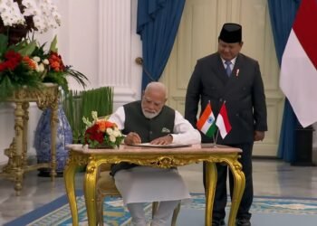 पीएम मोदी ने इस्ताना मर्डेका में गेस्टबुक पर किए हस्ताक्षर
