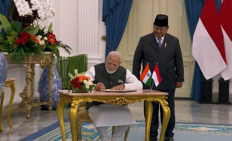 पीएम मोदी ने इस्ताना मर्डेका में गेस्टबुक पर किए हस्ताक्षर