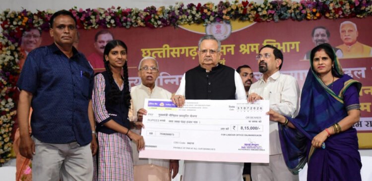 विधानसभा अध्यक्ष डॉ. रमन सिंह ने 1802 श्रमिकों को ₹3.43 करोड़ की सहायता राशि वितरित की