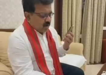 कुलगाम आतंकी हमले के पीड़ितों के परिजनों से उप मुख्यमंत्री विजय शर्मा ने की बात