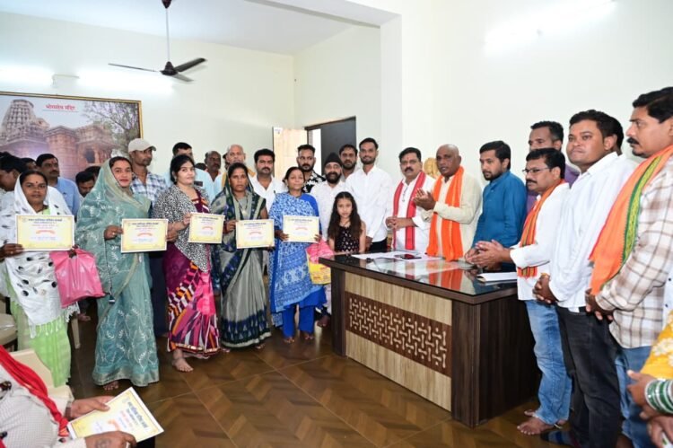 उप मुख्यमंत्री विजय शर्मा ने कवर्धा के हितग्राहियों को सौंपे पीएम आवास योजना शहरी 2.0 के स्वीकृति पत्र