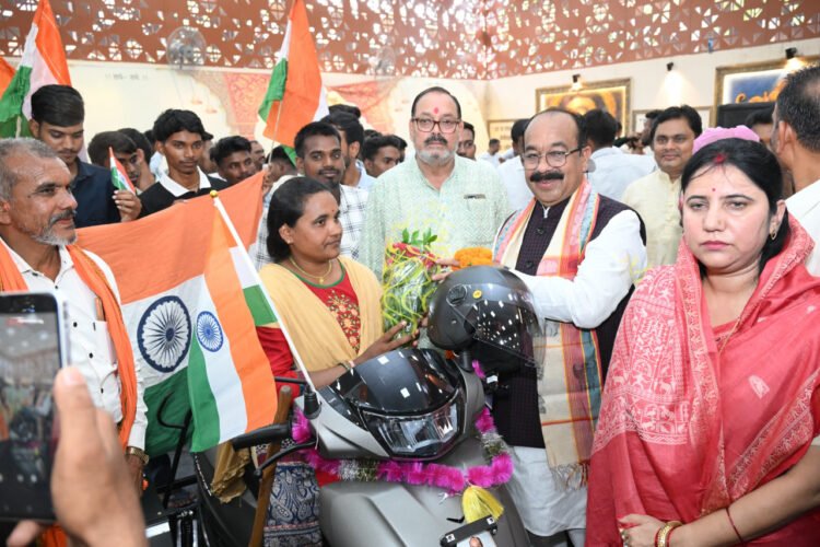 उप मुख्यमंत्री ने 11 दिव्यांगजनों को तिपहिया स्कूटी, सर्प मित्रों को दिए सुरक्षा किट,कहा-तिपहिया स्कूटी से बढ़ेगी दिव्यांगजनों की आत्मनिर्भरता