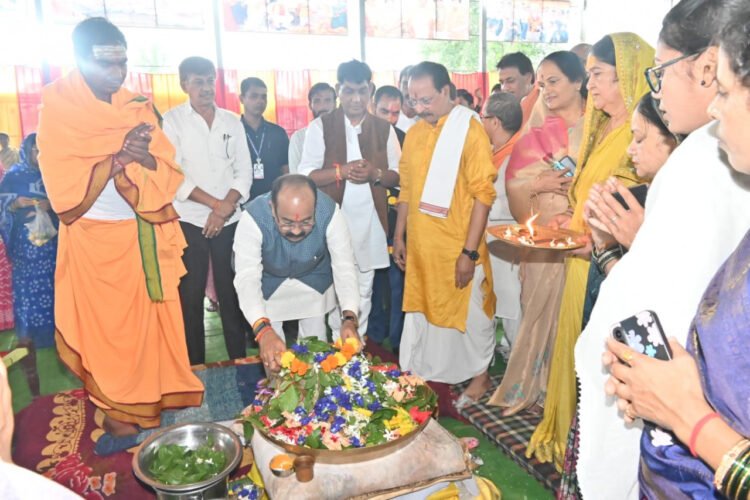 उप मुख्यमंत्री अरुण साव महारुद्राभिषेक में हुए शामिल