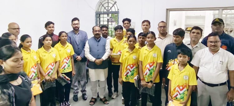 खेलों इंडिया तीरंदाजी सेंटर के खिलाड़ियों को उप मुख्यमंत्री एवं खेल मंत्री अरुण साव ने कीट वितरण कर बधाई दी