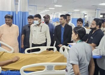 सड़क हादसे में घायल जवानों से मिले वन मंत्री केदार कश्यप, अस्पताल पहुंचकर जाना हाल और दिए बेहतर इलाज के निर्देश