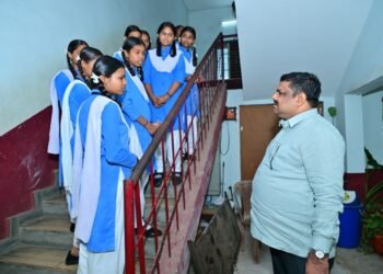 तर्रीघाट हाई स्कूल पहुंचे शिक्षा मंत्री गजेन्द्र यादव, विद्यार्थियों से किया संवाद; गुणवत्तापूर्ण शिक्षा और सर्वांगीण विकास पर दिया जोर