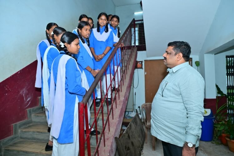 तर्रीघाट हाई स्कूल पहुंचे शिक्षा मंत्री गजेन्द्र यादव, विद्यार्थियों से किया संवाद; गुणवत्तापूर्ण शिक्षा और सर्वांगीण विकास पर दिया जोर