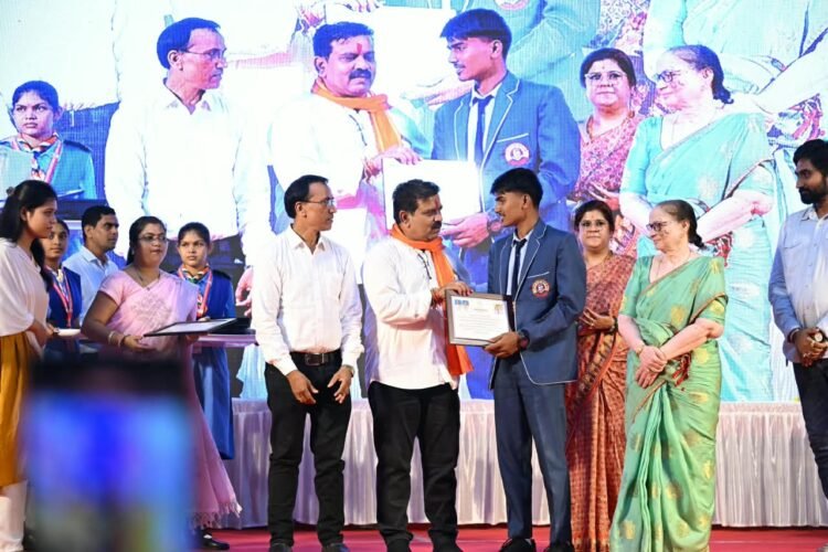 90% से अधिक अंक लाने वाले 171 विद्यार्थियों को सम्मान, उप मुख्यमंत्री विजय शर्मा बोले- ‘जो करना है, पूरे मन से कर डालो’