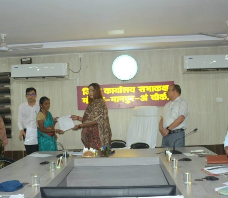 नक्सल पीड़ित 5 परिवारों के सदस्यों को मिली शासकीय सेवा, नक्सल पुनर्वास नीति से जीवन में आई स्थिरता, कलेक्टर तनुजा सलाम ने सौंपे नियुक्ति पत्र