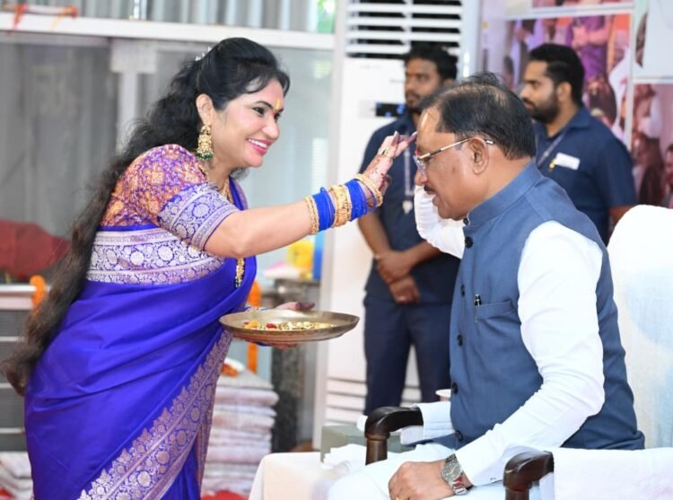 मुख्यमंत्री निवास में रक्षाबंधन का आत्मीय उल्लास, विभिन्न क्षेत्रों से पहुंचीं माताओं-बहनों ने मुख्यमंत्री को बांधी राखी,कहा-बहनों का स्नेह और आशीर्वाद मेरे लिए अनमोल