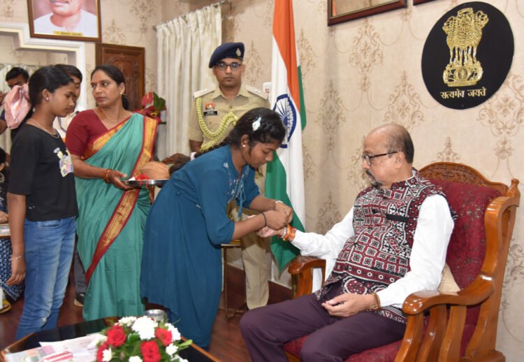 राज्यपाल रमेन डेका ने बच्चों और ब्रह्मकुमारी बहनों के साथ मनाया रक्षाबंधन पर्व