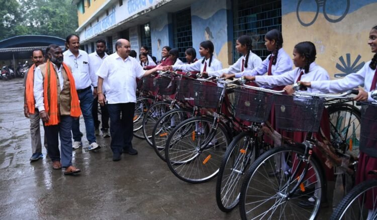 WRS कॉलोनी स्कूल में छात्राओं को मिली साइकिल, विधायक पुरन्दर मिश्रा ने कहा- शिक्षा की राह होगी आसान