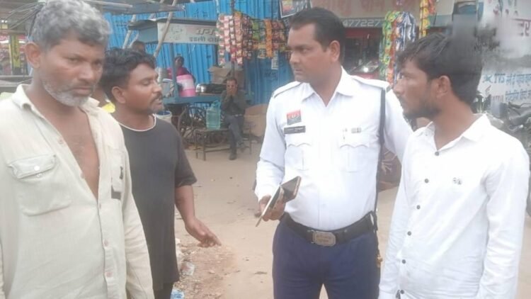 महोबा बाजार में बुजुर्ग का मोबाइल छीनकर भाग रहा था आरोपी, ट्रैफिक आरक्षक ने दौड़ाकर पकड़ा