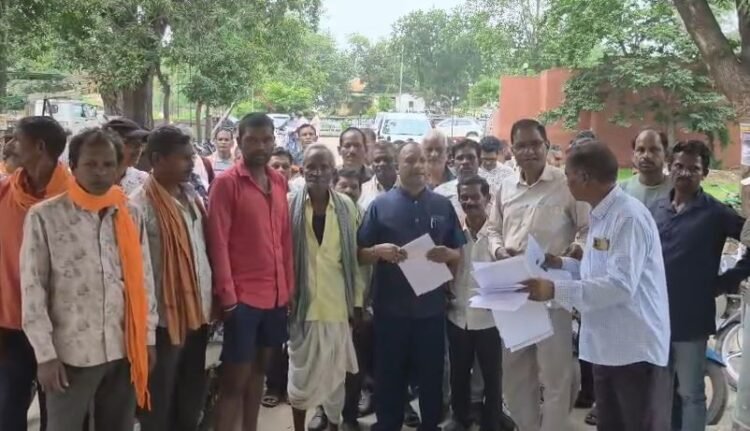 आवारा मवेशियों से परेशान किसानों का फूटा गुस्सा, सरगुजा में मवेशी लेकर कलेक्ट्रेट पहुंचे ग्रामीण
