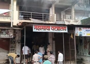 बलौदाबाजार में कपड़े की दुकान में भीषण आग, लाखों का माल जलकर राख