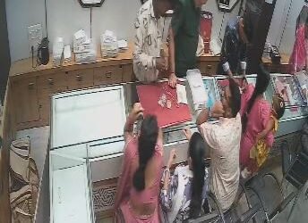 CCTV में कैद चोरी: ग्राहक बनकर आए 3 शातिर, 17 ग्राम की सोने की चेन उड़ाई