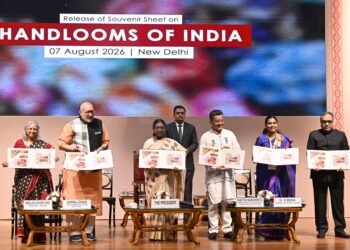 भारत की राष्ट्रपति 12वें राष्ट्रीय हथकरघा दिवस समारोह में शामिल हुईं और संत कबीर हथकरघा पुरस्कार तथा राष्ट्रीय हथकरघा पुरस्कार 2025 प्रदान किए