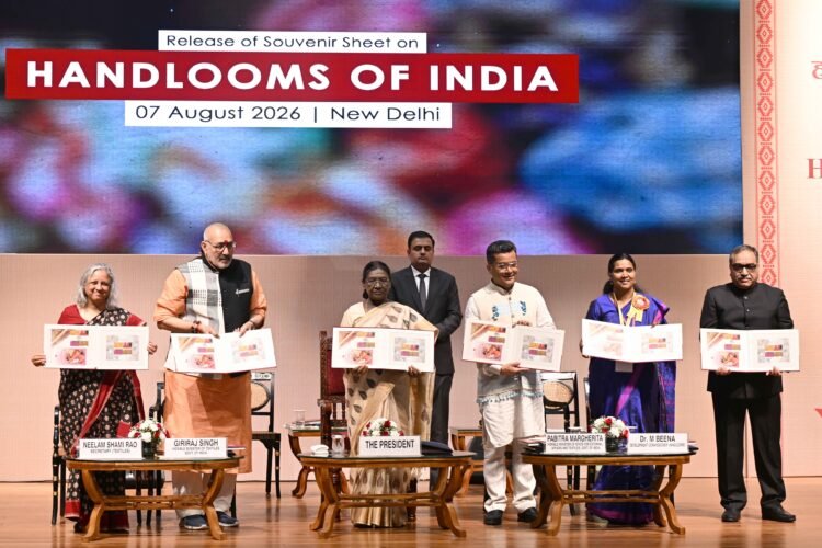 भारत की राष्ट्रपति 12वें राष्ट्रीय हथकरघा दिवस समारोह में शामिल हुईं और संत कबीर हथकरघा पुरस्कार तथा राष्ट्रीय हथकरघा पुरस्कार 2025 प्रदान किए